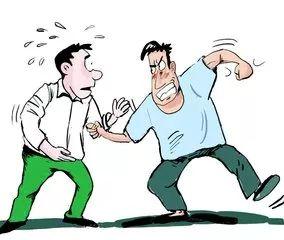 吵架动手打人吃瓜现场,吵架升级暴力冲突，围观群众见证惊人一幕