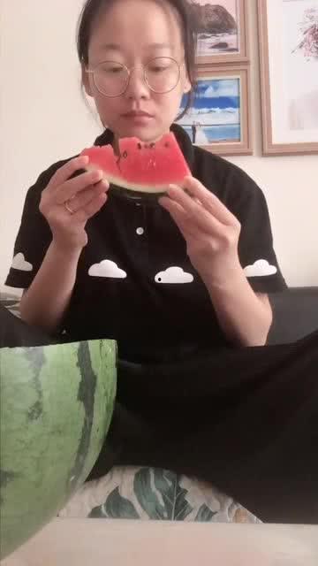 喂奶可以吃拳头瓜吗,哺乳期妈妈可否享用拳头瓜美食？