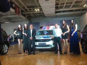 车展美女吃瓜,现场趣味瞬间大揭秘